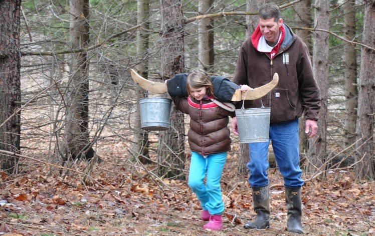 maple-sirup-girl-carrying